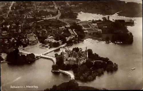 Ak Schwerin in Mecklenburg Vorpommern, Fliegeraufnahme vom Schloss