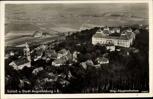 Ak Augustusburg im Erzgebirge, Fliegeraufnahme mit Schloss