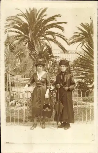 Foto Ak Damenportrait, Zwei elegante Damen, Damenhut