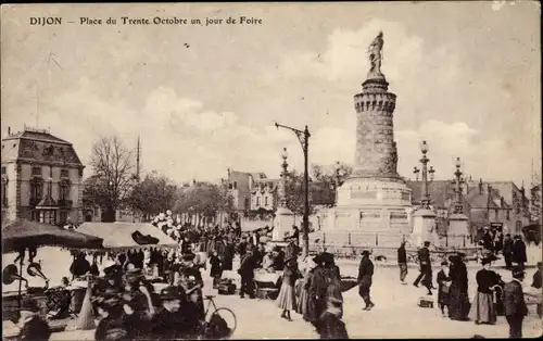 Ak Dijon Côte d'Or, Place du Trente Octobre un jour de Foire