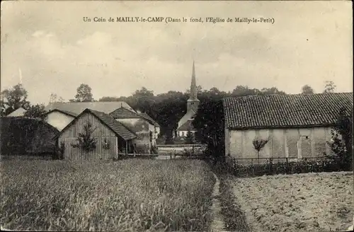 Ak Mailly le Camp Aube, Un Coin, Dans le fond, L'Eglise de Mailly le Petit