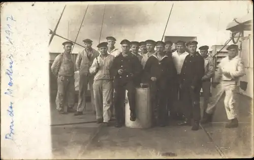 Foto Ak Gruppenbild Deutsche Seeleute, Kriegsschiff SMS Schlesien