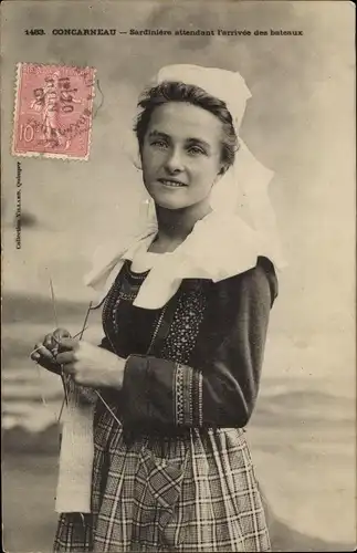 Ak Concarneau Finistère, Sardiniere, Frau in Tracht beim Stricken, Portrait