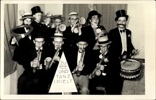 Foto Ak Leubsdorf in Sachsen, Orchester Paul Franz, Gruppenbild, Karneval