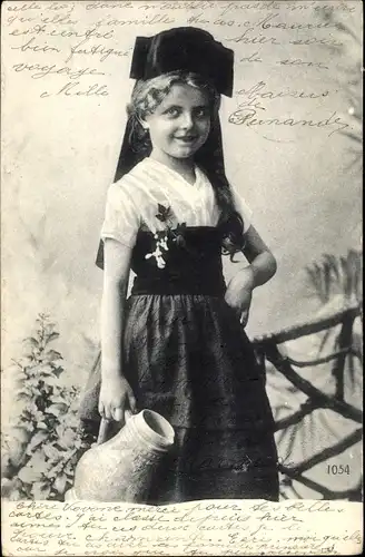 Ak Mädchen in französischer Tracht, Portrait mit Karaffe