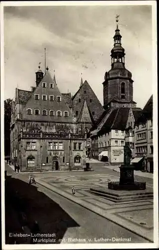 Ak Lutherstadt Eisleben, Marktplatz, Lutherdenkmal, Rathaus