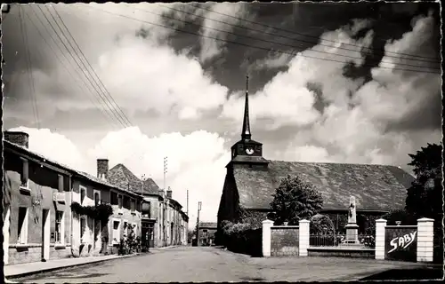 Ak La Chapelle du Genet, près Beaupréau, L'Église