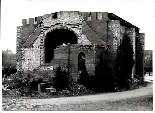 Foto Berlin Steglitz, Bert Sass, Kapelle auf dem Friedhof in der Bergstraße, Ruine, Außenansicht