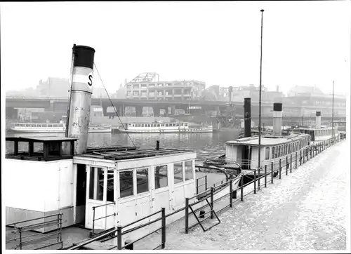 Foto Berlin Mitte, Bert Sass, Jannowitzbrücke, Ruinen, Blick von der Anlegestelle aus