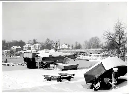Foto Berlin Zehelndorf Wannsee, Bert Sass, Winterpartie am Ufer, Boote, Brücke im Bau