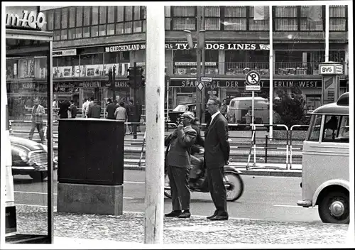 Foto Berlin Charlottenburg, Bert Sass, Kantstraße, Sparkasse, Mann filmt mit einer Kamera