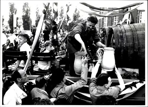 Foto Berlin, Bert Sass, Fest, geschmückter Umzugswagen, Wein Ausschank
