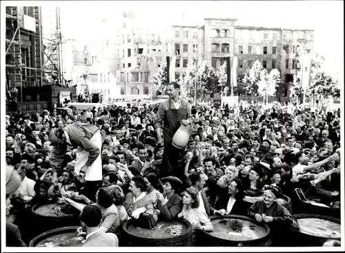 Foto Berlin, Bert Sass, Fest, Wein Ausschank aus Fässern, Kriegszerstörungen, II. WK