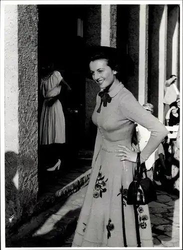 Foto Berlin, Bert Sass, Frau in hautengem Kleid, Handtasche