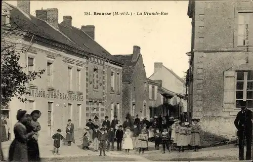 Ak Beausse Maine et Loire, La Grande Rue, Au Lion