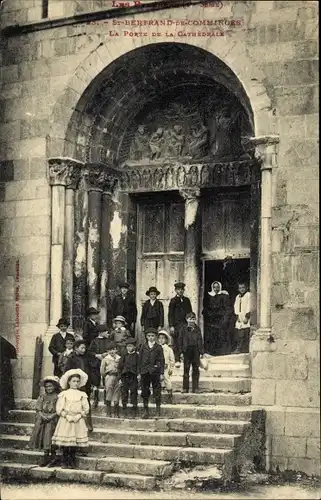 Ak Saint-Bertrand-de-Comminges Haute Garonne, La Porte de la Cathedrale