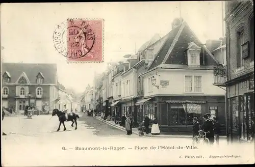 Ak Beaumont le Roger Eure, Place de Hôtel de Ville