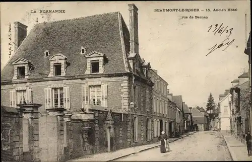 Ak Beaumont le Roger Eure, Ancien Hôtel, rue de Bernay