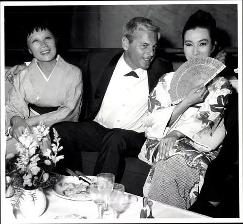 Foto Berlin, Bert Sass, Filmfestspiele Berlin, Schauspieler Peter van Eyck mit Japanerinnen, Kimono