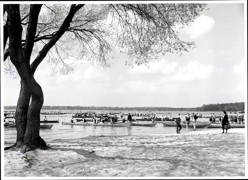 Foto Berlin Wannsee, Bert Sass, Strand des Wannsees, Ruderboote, Rudervierer