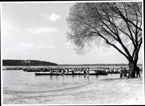 Foto Berlin Wannsee, Bert Sass, Strand des Wannsees, Ruderboote, Ruderachter