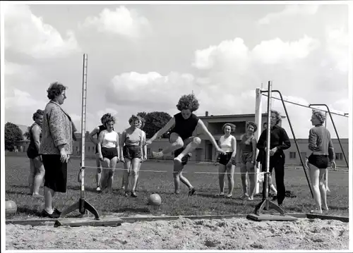 Foto Berlin, Bert Sass, Frauen beim Hochsprung im Freien