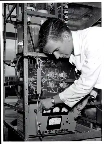 Foto Berlin, Bert Sass, Forscher an einem elektrischen Messgerät