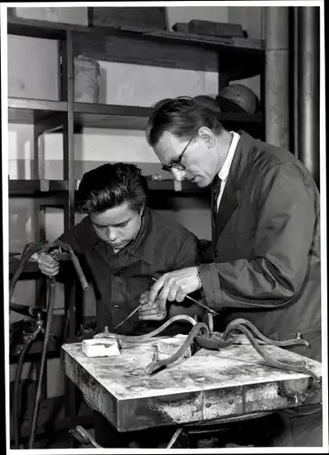 Foto Berlin, Bert Sass, Schlosser Meister und Lehrling bei der Arbeit