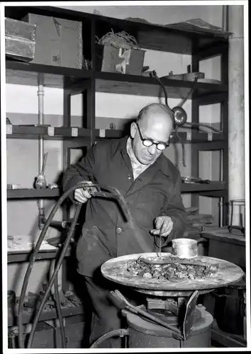 Foto Berlin, Bert Sass, Schlosser bei der Arbeit, Fertigung eines Lampenschirms