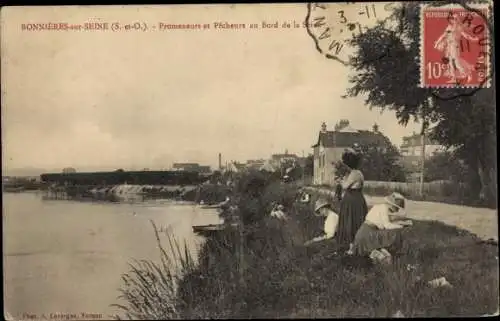 Ak Bonnières-sur-Seine Yvelines, Promeneurs et Pecheurs au Bord de la Seine