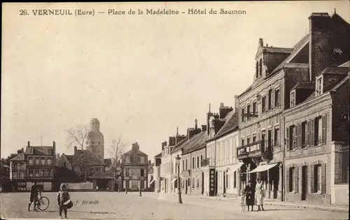 Ak Verneuil sur Avre Eure, Place de la Madeleine, Hôtel du Saumon