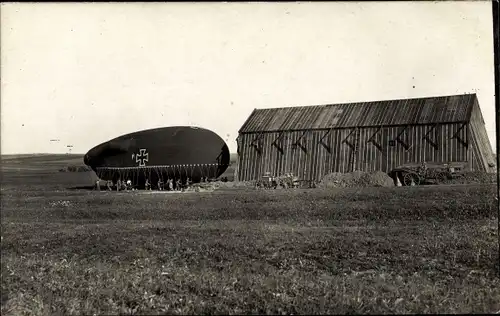 Foto Ak Deutscher Militärballon vor einer Scheune, I. WK