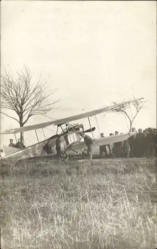 Foto Ak Kaiserliche Soldaten mit Militärflugzeug