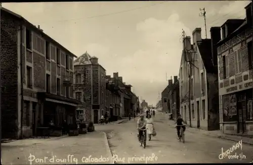 Ak Pont d Ouilly Calvados, caloados, Rue principale, Drogerie, Radfahrer