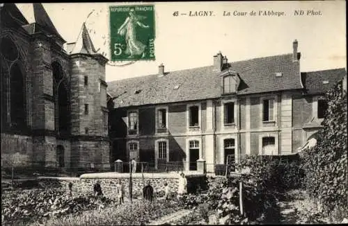 Ak Lagny Seine et Marne, La Cour de l'Abbaye