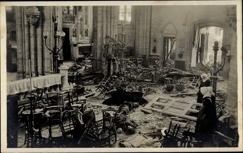 Foto Ak Oostende Ostende Westflandern, Bei englischer Beschießung beschädigte englische Kirche