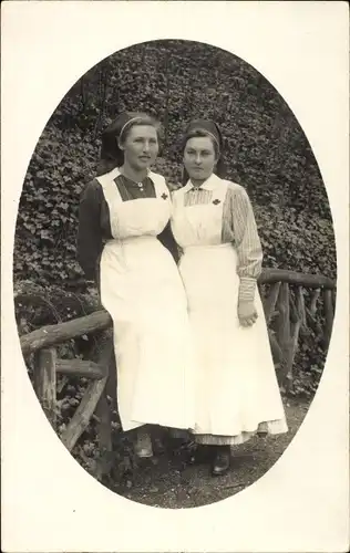 Foto Ak Zwei Krankenschwestern in Dienstuniformen, Rotes Kreuz, I. WK