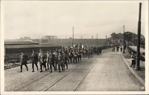 Foto Ak Düsseldorf am Rhein, Frontsoldatentag, Marsch durch eine Straße, Bahnbrücke