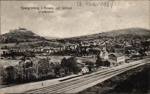 Ak Spangenberg in Hessen, Totalansicht der Ortschaft mit Schloss, Forstschule, Bahnhof, Gleisseite