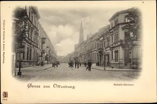 Ak Offenburg im Schwarzwald Ortenaukreis, Bahnhofstraße, Passanten, Kirchturm