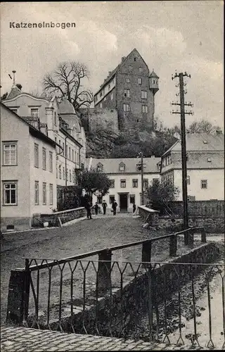 Ak Katzenelnbogen im Rhein Lahn Kreis, Straßenpartie am Wasser, Burg