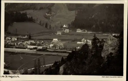 Ak St. Aegyd am Neuwalde Niederösterreich, Teilansicht der Stadt, Bahnhof, Güterwaggons, Bahnstrecke