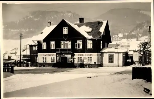 Foto Ak Spital am Semmering Steiermark, Straßenpartie mit Blick auf den Gasthof Pollerus im Winter