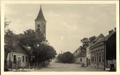 Ak Probstdorf Groß Enzersdorf in Niederösterreich, Straßenpartie, Kirchturm