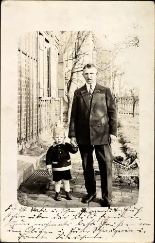 Foto Ak Rositz Thüringen, Vater mit Sohn, Standportrait