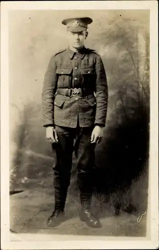 Foto Ak Englischer Soldat in Uniform, Standportrait, King's Shropshire Light Infantry?, I. WK