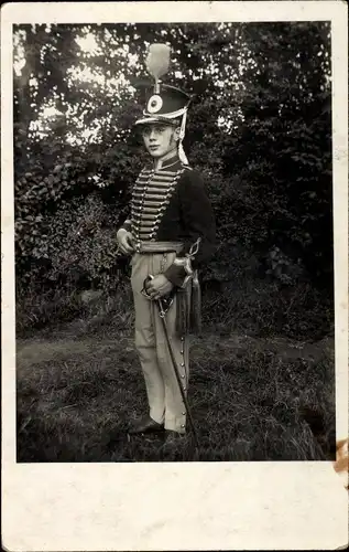 Foto Ak Historische Uniform, Standportrait, Husar, Säbel, Helm