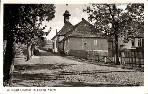 Ak Neuhaus im Solling Holzminden in Niedersachsen, Kirche, Straßenpartie