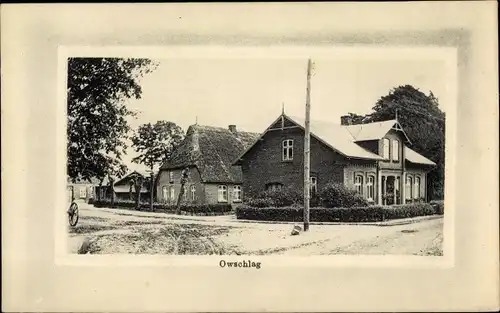 Präge Passepartout Ak Owschlag in Schleswig Holstein, Straßenpartie im Ort, Reetdachhaus