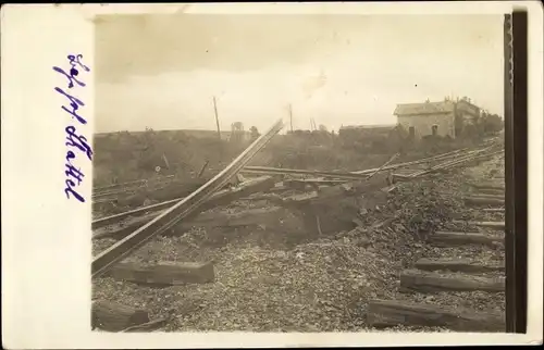 Foto Ak Frankreich?, zerbombter Bahnhof, Schienen, Schwellen, Kriegszerstörungen, I. WK